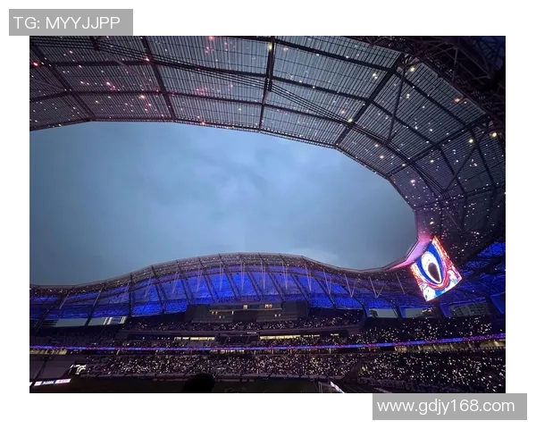 足球巨星闪耀星空 海报墙展现无尽荣耀与梦想