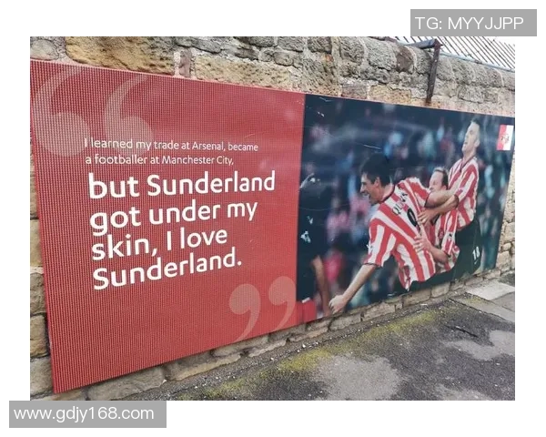 球星挂件随足球旋转展现激情运动之美点亮球迷热爱瞬间