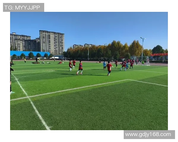 校园足球场地周日常被占用问题亟待解决 影响学生锻炼与兴趣发展